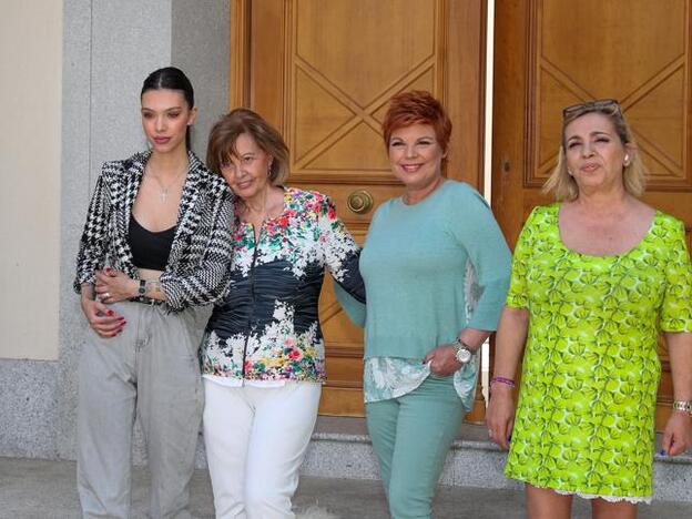 Terelu Campos y Carmen Borrego defienden a María Teresa Campos a capa y espada, "Estamos de todo, menos bien"