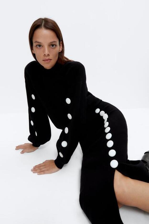 Este conjunto de jersey y falda de punto que hemos fichado en Uterqüe es perfecto para llevar con botas cowboy