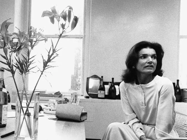 Jackie Kennedy / Onassis en el despacho del editor Jann Wenner, en las oficinas de 'Rolling Stone'./Annie Leibovitz