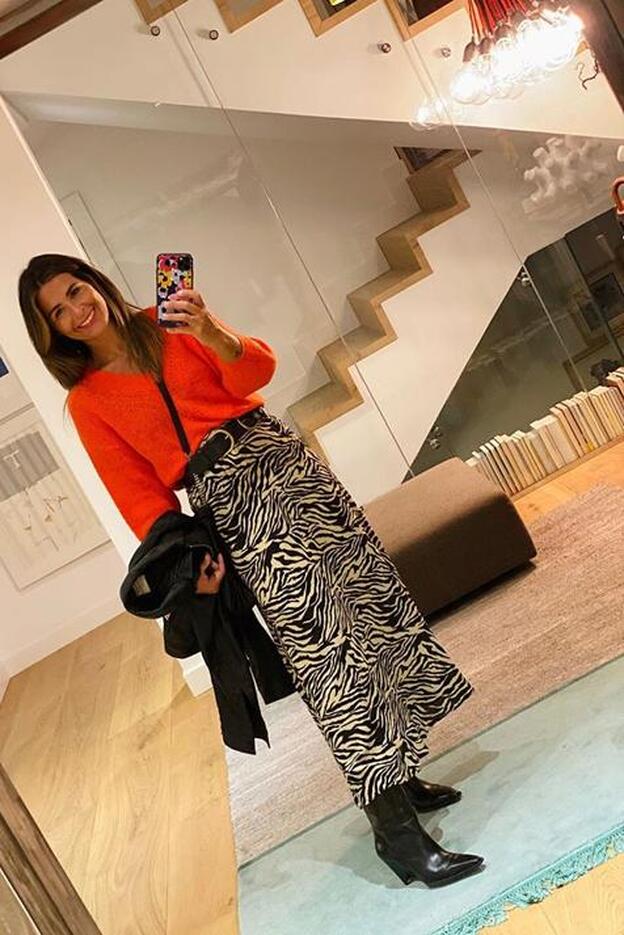 Falda midi y botines de Zara, el look que mejor le sienta a Nuria Roca