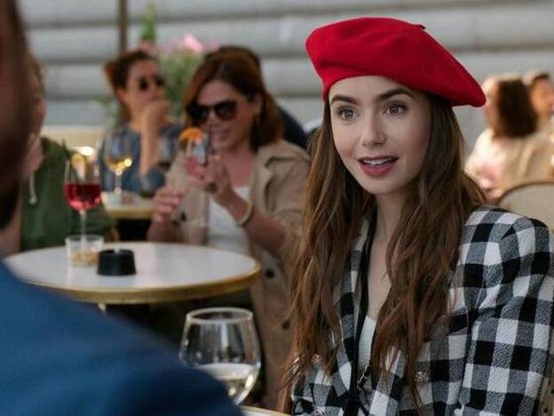 Los obstáculos de Lily Collins antes de ser 'Emily en París': de los trastornos alimenticios a la ausencia de su padre, Phil Collins