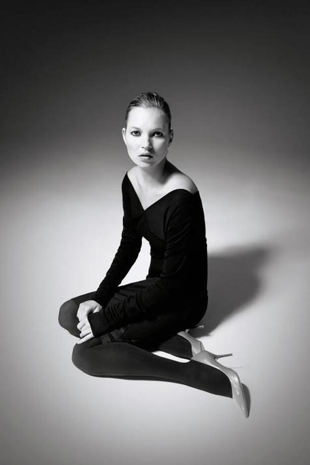 El vestido de Zara que llevó Kate Moss en 2003 y que seguimos necesitando casi 20 años después porque hace tipazo