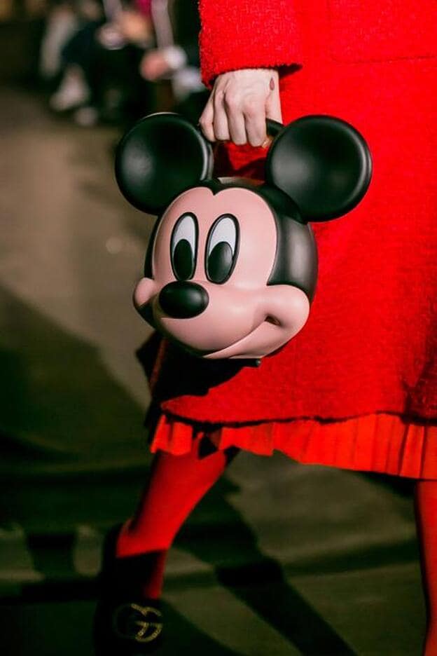 Detalle del bolso con forma de la cabeza de Mickey Mouse del desfile de p/v 2019 de Gucci, a la venta por 3.500 €.