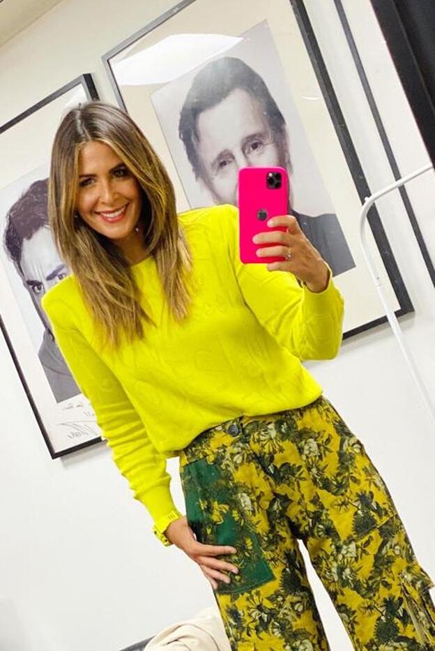 Pantalones estampados y jersey flúor, el look con sello español de Nuria Roca rebajado y con truco de estilo