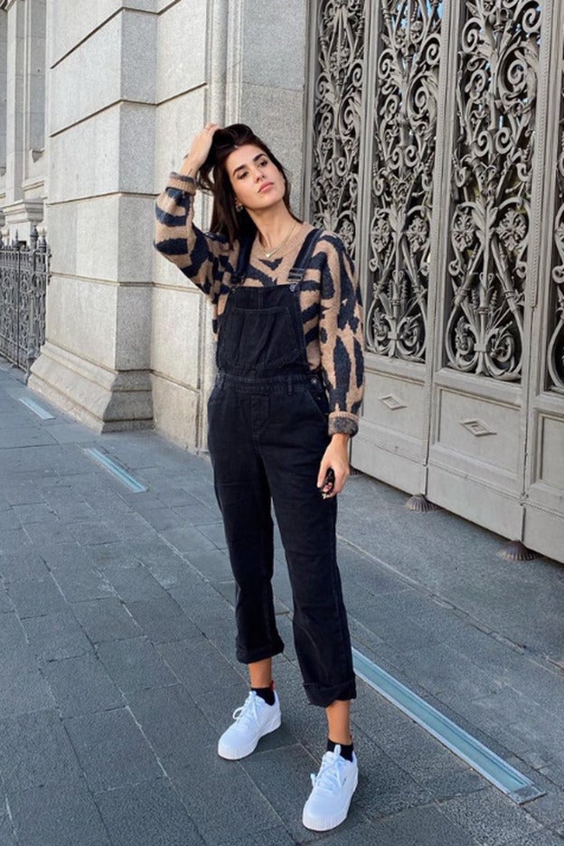 El peto negro más famoso de Instagram sienta como un guante en talla grande y tenemos la prueba (efecto reductor garantizado)