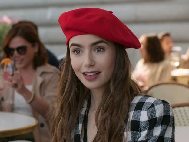 El secreto de Lilly Collins para lucir una piel fresca y un maquillaje natural al más puro estilo de las mujeres francesas