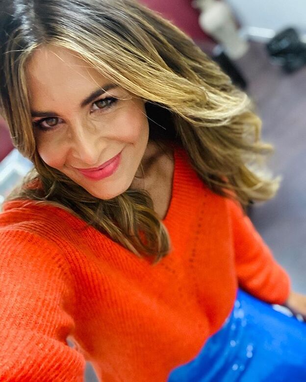 Vestido de Mango y botines rojos: Nuria Roca tiene el look de entretiempo más bonito y cómodo de la temporada