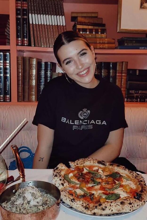 Drapeada, de efecto piel y muy sexy: así es la minifalda baratísima que le hemos fichado a Alba Díaz