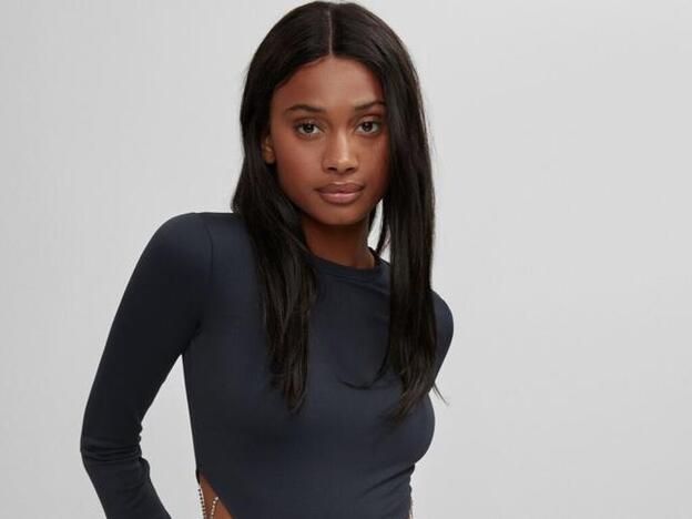 Este body de Bershka con aberturas tiene un truco que estiliza y hace efecto piernas largas