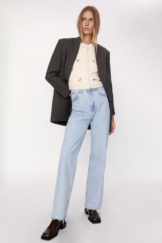 Esta chaqueta de punto bordada de Zara es tan bonita que está agotada en dos tallas y no tiene lista de espera