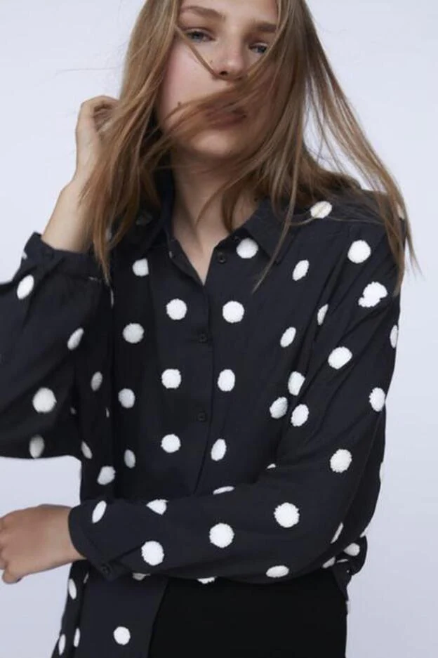 Puedes encontrar un clon de la camisa de lunares de Vicky Martín Berrocal en la nueva colección de Zara por 25,95 euros.