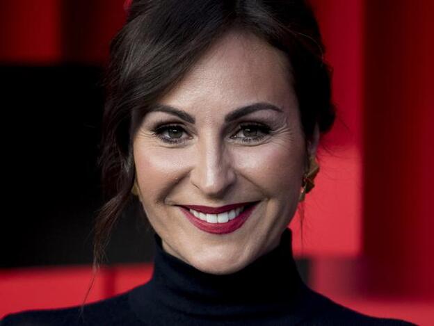 Ana Milán deja claro que este peinado tan rejuvenecedor es su favorito (y lo lleva en la alfombra roja y para estar en casa)