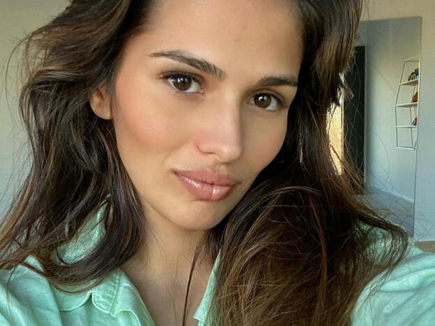 El cambio de look de Sara Sálamo: se tiñe el pelo en casa como hizo Úrsula Corberó cuando se cortó el flequillo