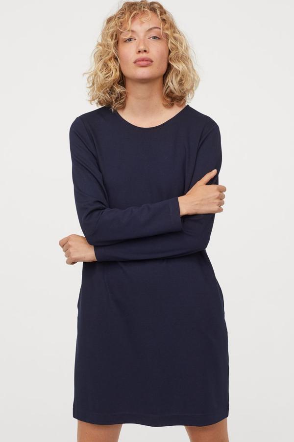 Vestido corto de punto en azul oscuro de H&M: 24,99 euros. Disponible de XS a XXL