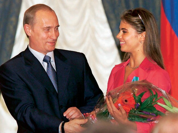 En junio de 2001, en el Kremlin, recibiendo de manos del presidente Vladimir Putin la Orden de la Amistad.