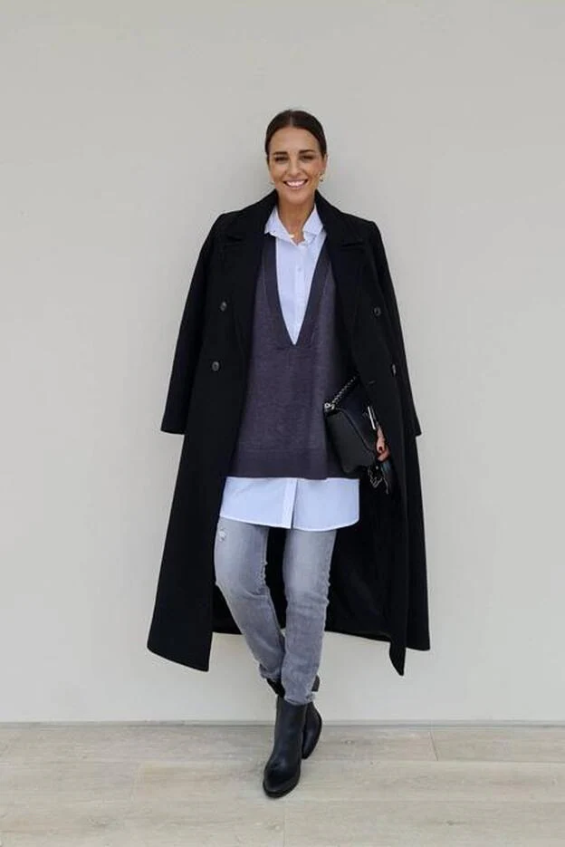 Barato, cómodo y a punto de agotarse: así es el abrigo negro perfecto según Paula Echevarría Mujer Hoy