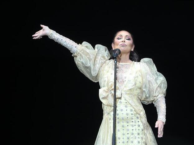 Por qué Isabel Pantoja no es capaz de desprenderse de su bata de cola y ejercer de madre: el duro reproche de su hijo