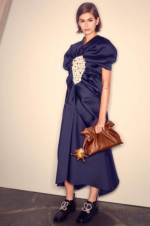 El nuevo clutch Flamenco de Loewe es el bolso más elegante que combina con todos tus looks