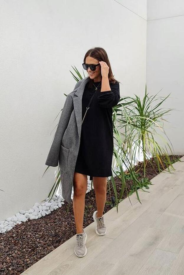 Paula Echevarría arrasa con el look básico más barato de Lefties: un conjunto de abrigo masculino y vestido negro por menos de 35€