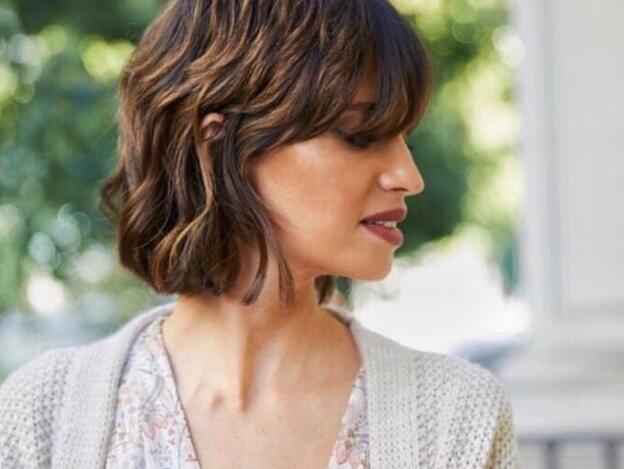 Con vestido de punto y botas cowboy, así es como lleva el cárdigan Sara Carbonero