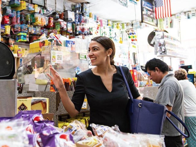 Por qué en España no tenemos políticas que estén en Instagram y Twitch o jueguen a Among Us como Alexandria Ocasio-Cortez
