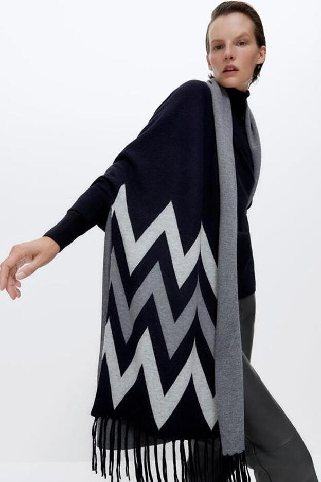 Apúntate a la tendencia de los ponchos con este elegante diseño de inspiración folk