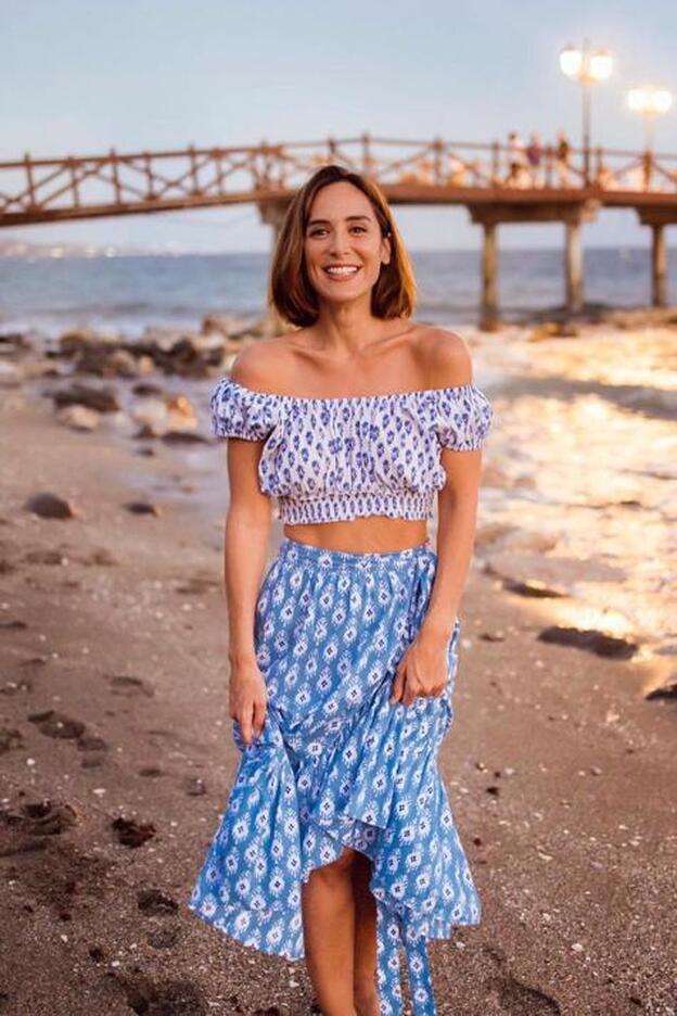 Tamara Falcó tiene el top y el cárdigan de flores más romántico de Mango (si amas el punto corre, porque se está agotando)