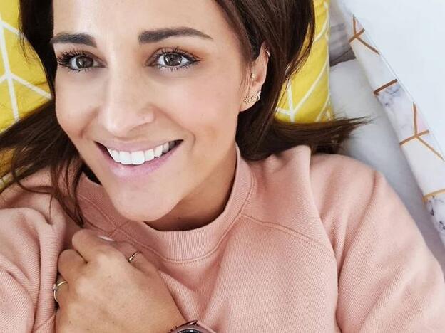 Rejuvenecedores y prácticos: Paula Echevarría sabe qué peinados con moño favorecen al corte de pelo midi