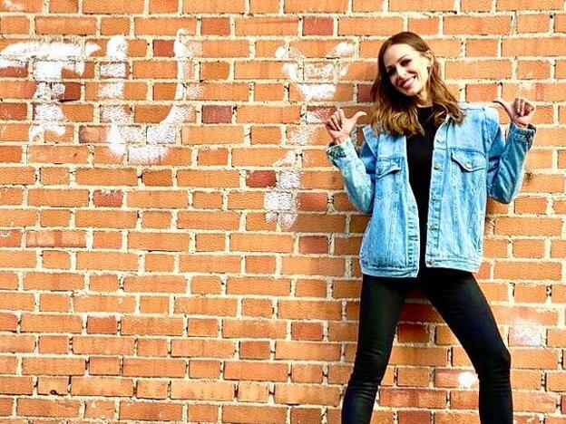 Pantalones de traje y zapatillas: el truco de estilo de Eva González para conseguir un look que quita años de encima