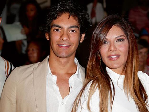 Ivonne Reyes junto a su hijo, Alejandro.