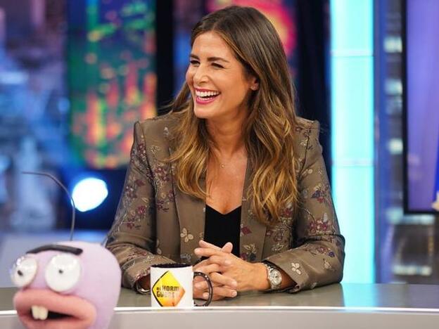 El chubasquero original y la blazer de flores, las dos chaquetas de Nuria Roca que vas a querer copiar sí o sí