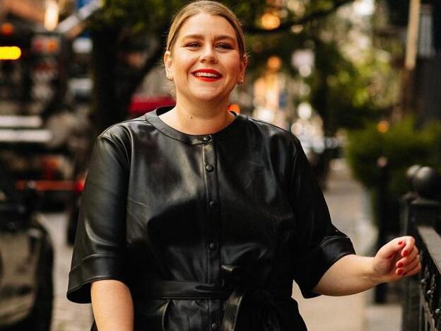 Este vestido de H&M de efecto piel arrasa entre las chicas curvy por lo bien que sienta