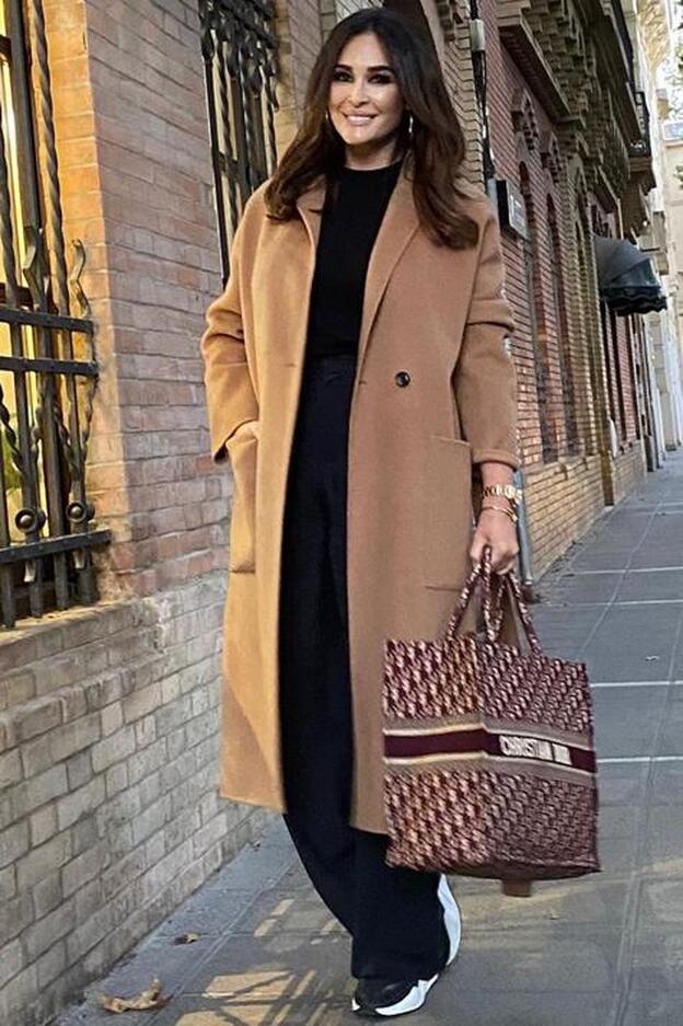 Abrigo camel y zapatillas, las claves del perfecto look básico de Vicky Martín Berrocal para este invierno