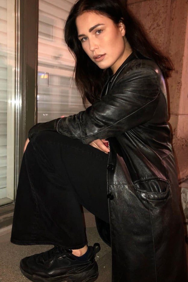 Estamos locas de alegría: hemos encontrado la imprescindible americana efecto piel en talla grande