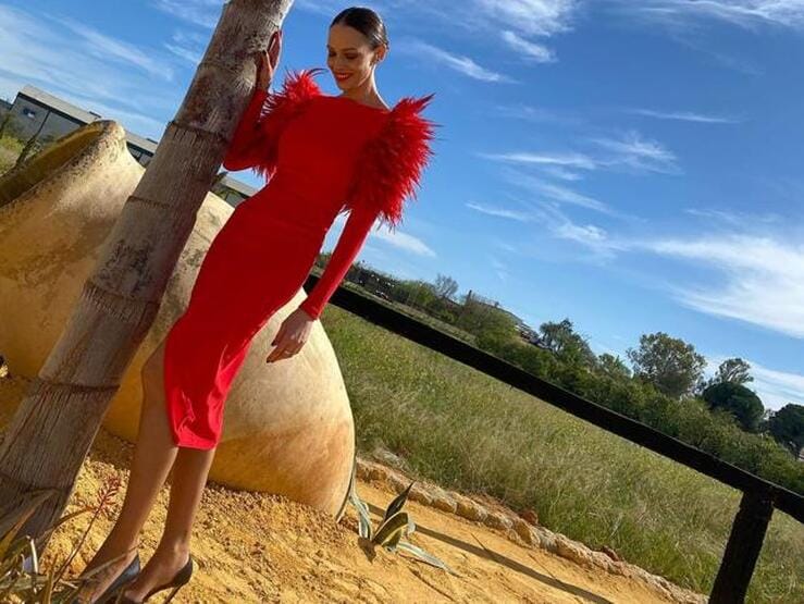 Los mejores looks de Eva González en Instagram: de los pantalones 'low cost' que hacen tipazo a sus vestidos de invitada perfecta