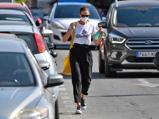 Los pantalones de Zara favoritos de Eva González están rebajados a mitad de precio en los Special Prices (y con ellos puedes presumir de cintura más delgada por menos de 16 euros)