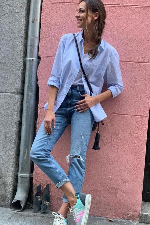 El truco de Eva González para darle un giro perfecto a un look de vaqueros y camisa masculina