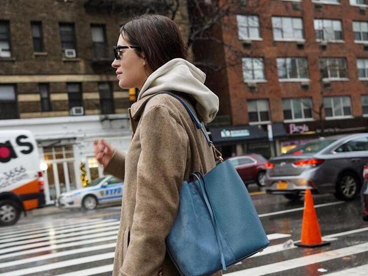 11 prendas con capucha para que esté presente en tus estilismos cuando más la necesites