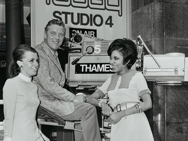 A la derecha, Bárbara Blake Hannah en 1968 como reportera de ATV y ThamesTelevision./getty