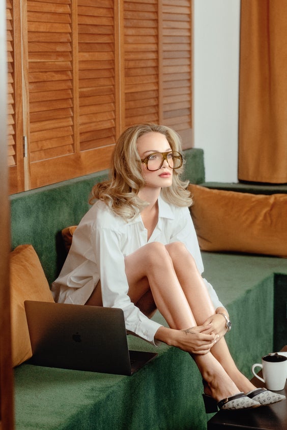 Cuatro looks impecables para trabajar en casa como si estuvieras en la oficina