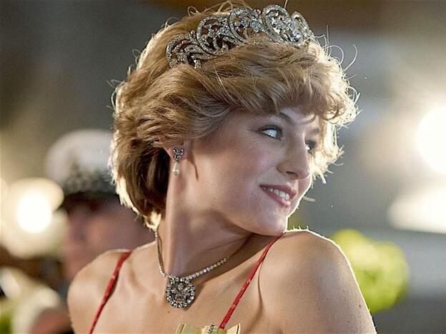 Si estás enganchada a la nueva temporada de The Crown vas a perder la cabeza por esta camiseta