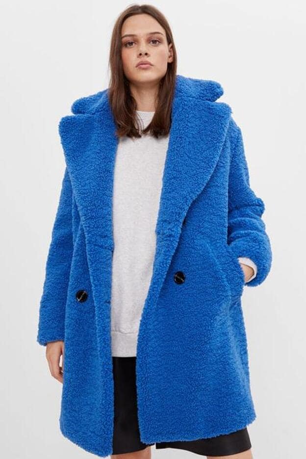 Vuelve el abrigo de peluche azul y tenemos todas las opciones a accesible y en todas las tallas | Mujer Hoy
