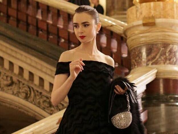 El labial rojo favorito de Emily in Paris es uno low cost y permanente de Sephora que favorece muchísimo