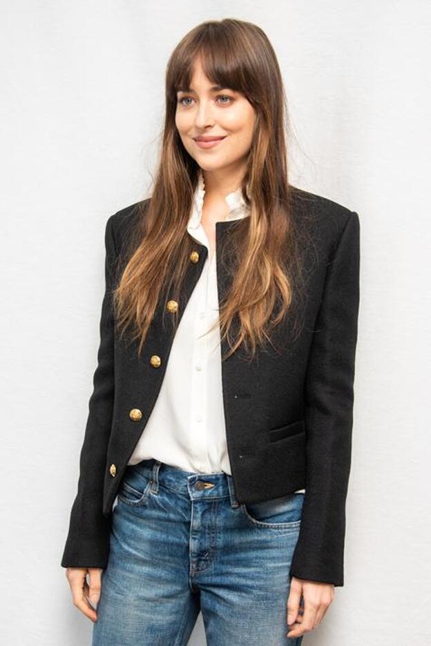 El cambio de look más inesperado de Dakota Johnson con el color de pelo que rejuvenece y que será tendencia en 2021