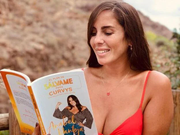 Anabel Pantoja nos presenta su libro, 'El plan Sálvame para curvys'. Pincha sobre la foto para ver los cambios de peso más impactantes de los famosos./instagram.