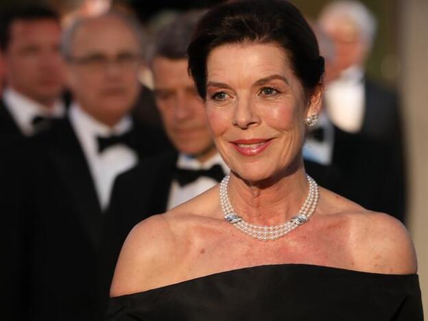 ¿Son las canas de Carolina de Mónaco el nuevo símbolo de distinción? A ella le sientan de maravilla a los 63