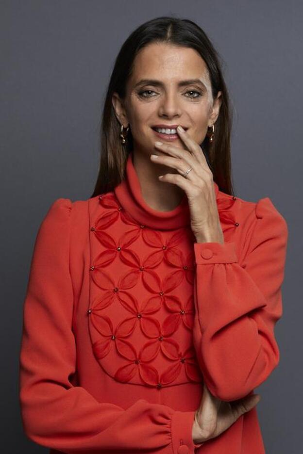 Macarena Gómez nos cuenta sus guilty pleasures de diciembre: un libro, una copa de champán y montar Playmobils para escapar de lo anodino