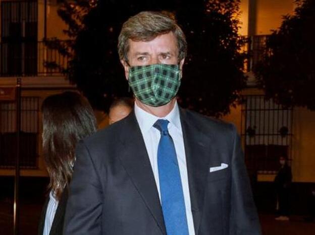 Cayetano Martínez de Irujo, solo en el funeral por la duquesa de Alba: ¿por qué ni el resto de hijos ni su viudo asistieron?