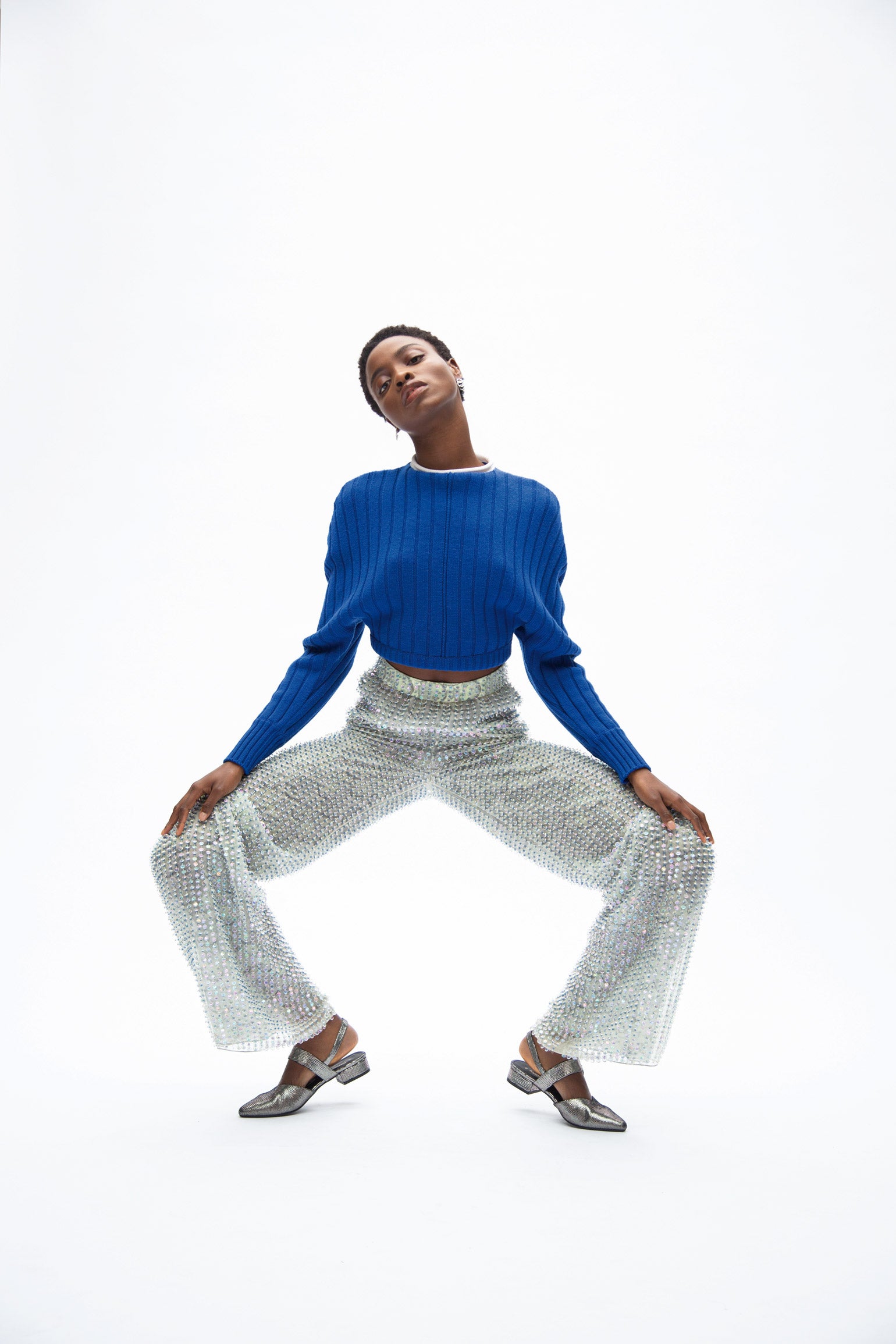 Vuelven los tejidos metalizados: pantalones y looks festivos para no perder ni un ápice de estilo (incluso en plena pandemia)