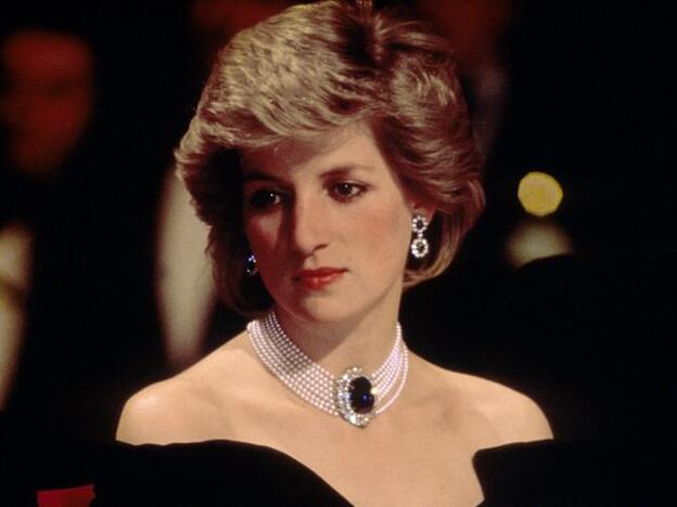 Diana de Gales con el famosísimo 'revenge dress'. Pincha en la imagen para redescubrir los looks más icónicos de la princesa./gtres